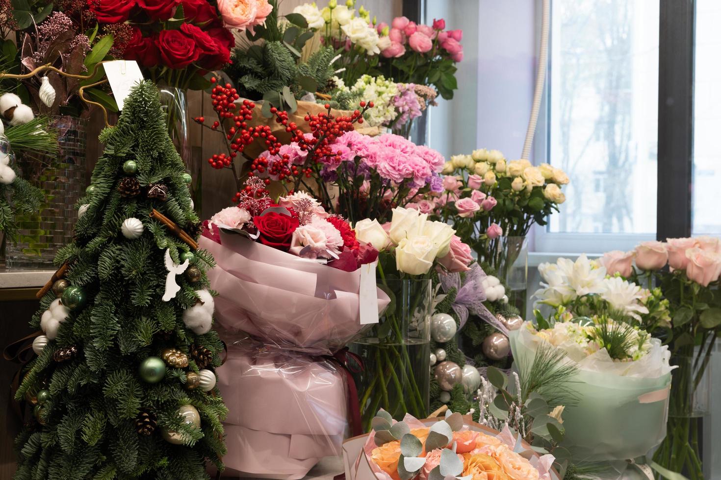 confezionato mazzi di fiori di fiori nel un' fiore negozio finestra foto