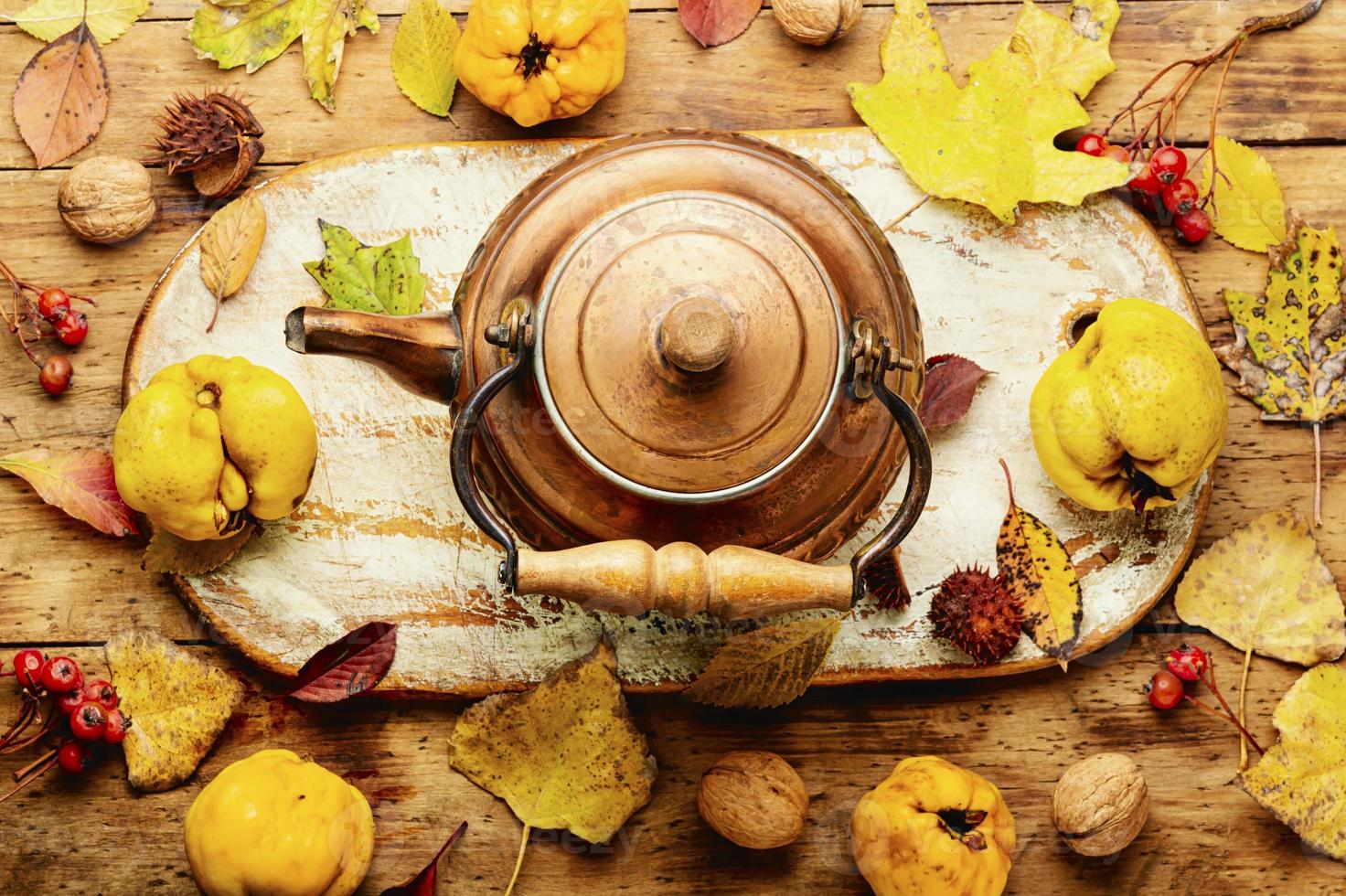 Mela cotogna tè e autunno le foglie foto