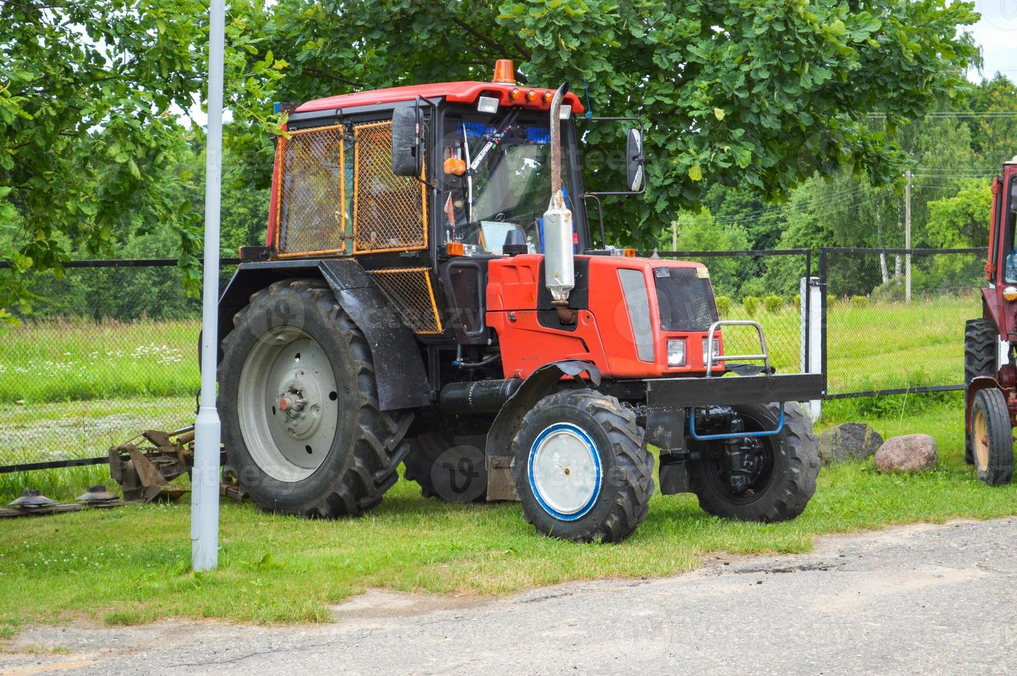 grande professionale agricolo macchinari costruzione, trasporto, trattore e grande ruote con un' Filo per aratura campi, terra, mezzi di trasporto di merce foto