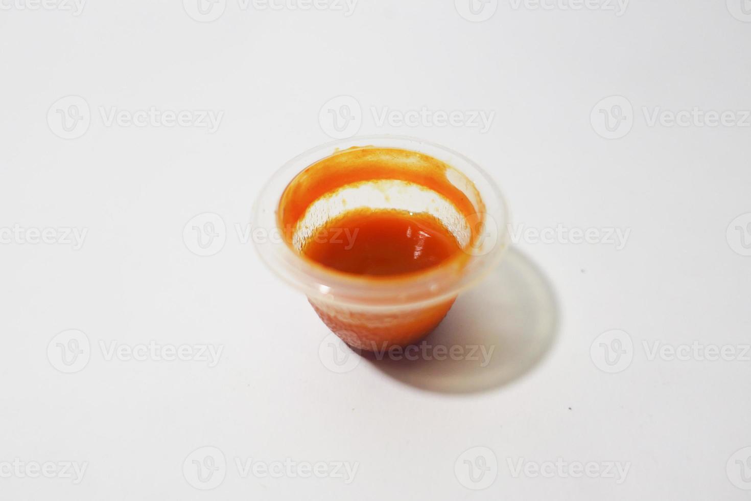 metà di il residuo salsa tazza isolato su bianca foto