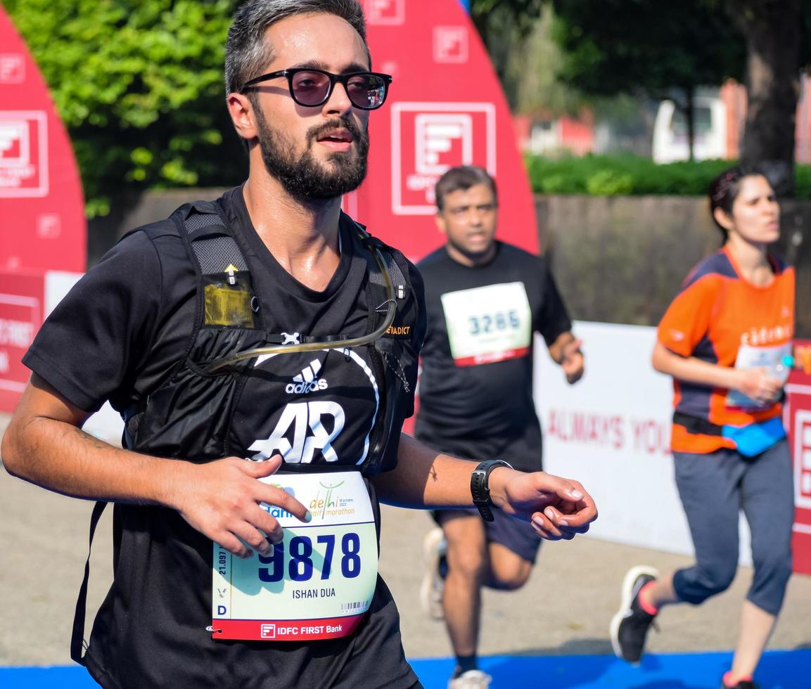 nuovo delhi, India - ottobre 16 2022 - vedanta delhi metà maratona gara dopo covid nel quale maratona partecipanti di per attraversare il finire linea, delhi metà maratona 2022 foto