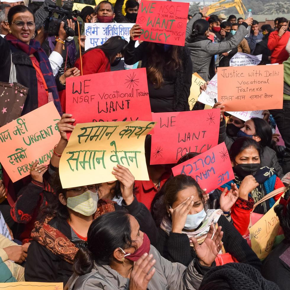 nuova delhi, india 25 dicembre 2021 - insegnanti ospiti contrattuali di delhi con manifesti, bandiere e graffiti che protestano contro il governo di delhi aap per aver adottato politiche, insegnanti ospiti di delhi che protestano foto