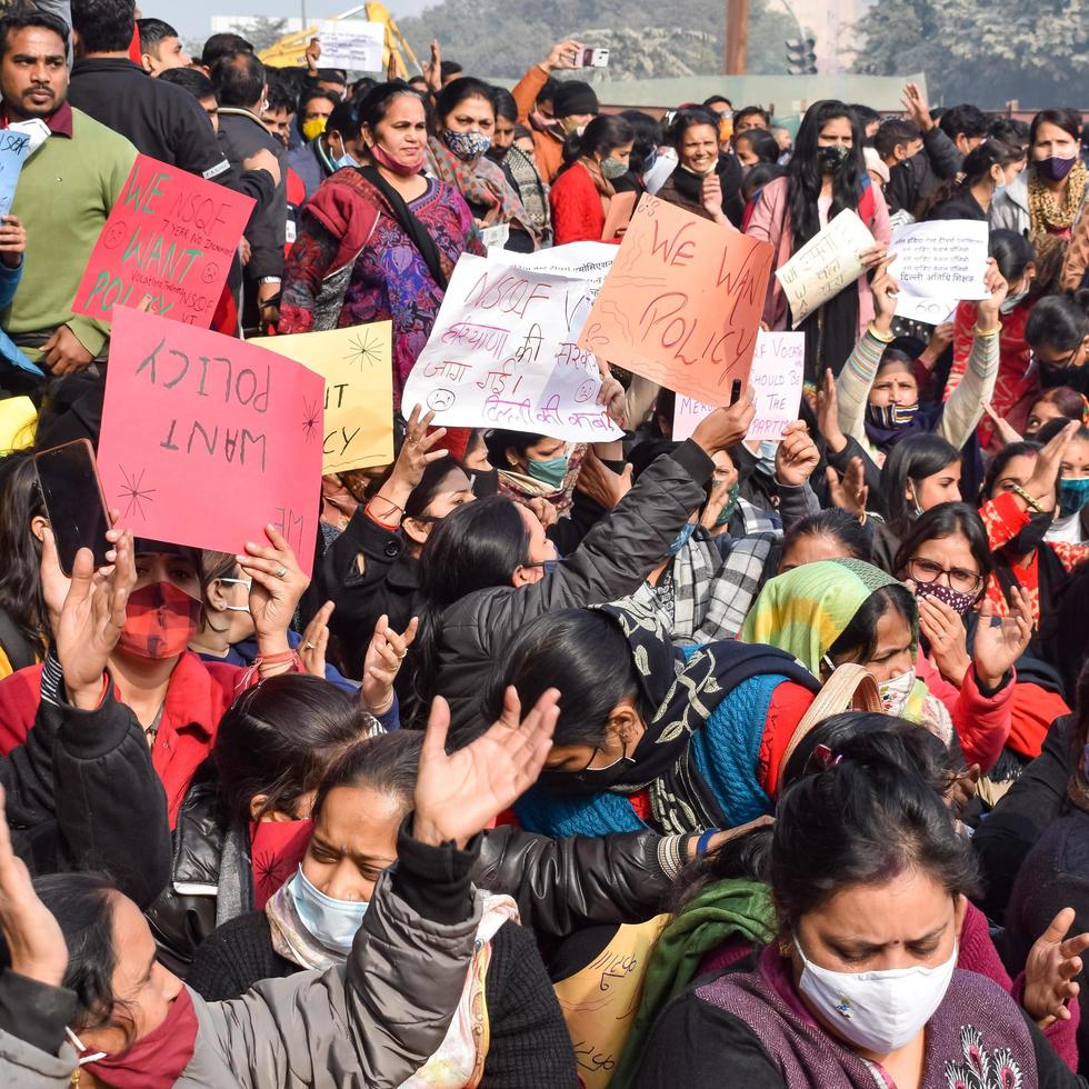 nuova delhi, india 25 dicembre 2021 - insegnanti ospiti contrattuali di delhi con manifesti, bandiere e graffiti che protestano contro il governo di delhi aap per aver adottato politiche, insegnanti ospiti di delhi che protestano foto