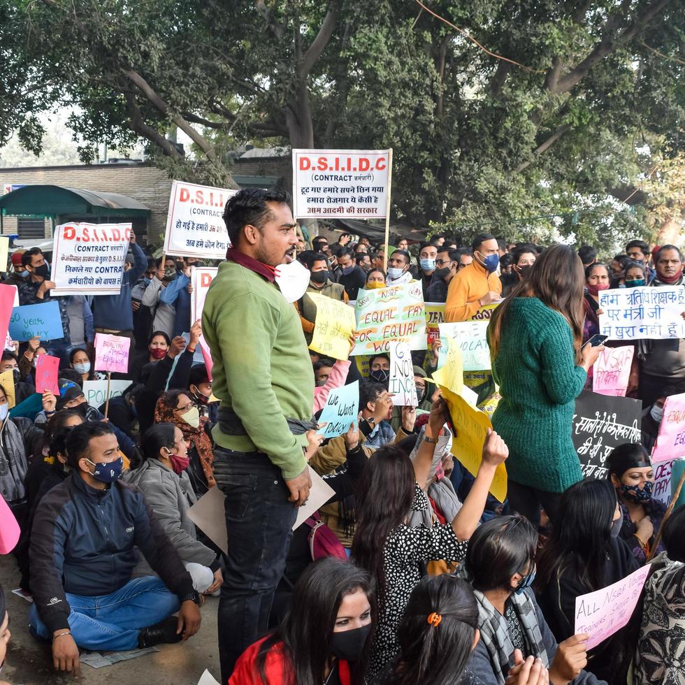 nuova delhi, india 25 dicembre 2021 - insegnanti ospiti contrattuali di delhi con manifesti, bandiere e graffiti che protestano contro il governo di delhi aap per aver adottato politiche, insegnanti ospiti di delhi che protestano foto