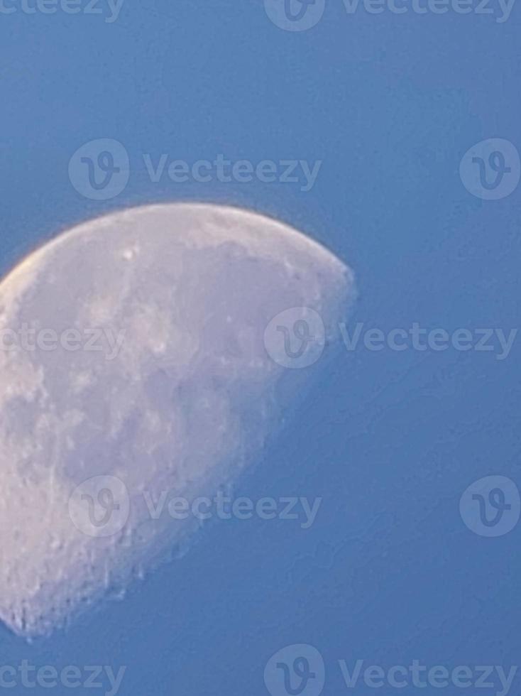 mattina Luna nel il blu cielo foto