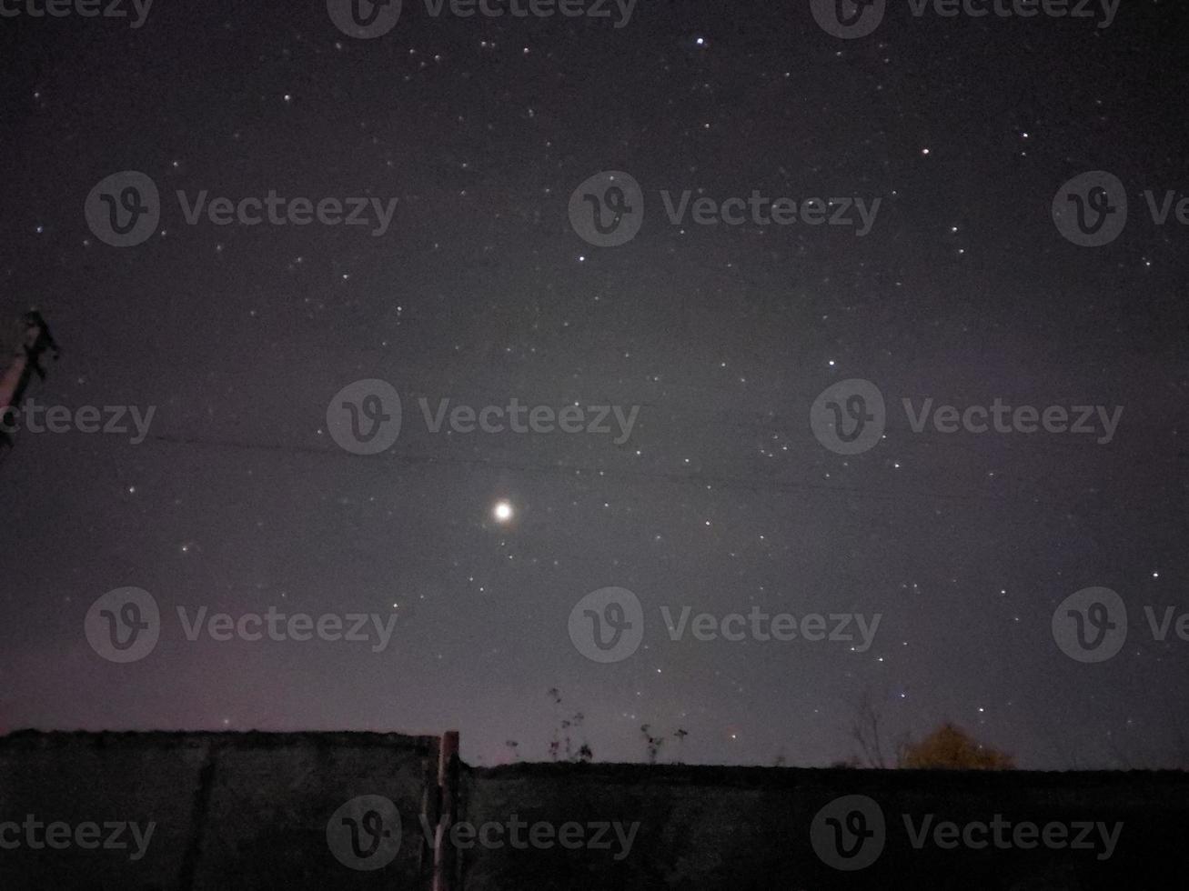 luminosa notte stellato cielo nel il villaggio foto