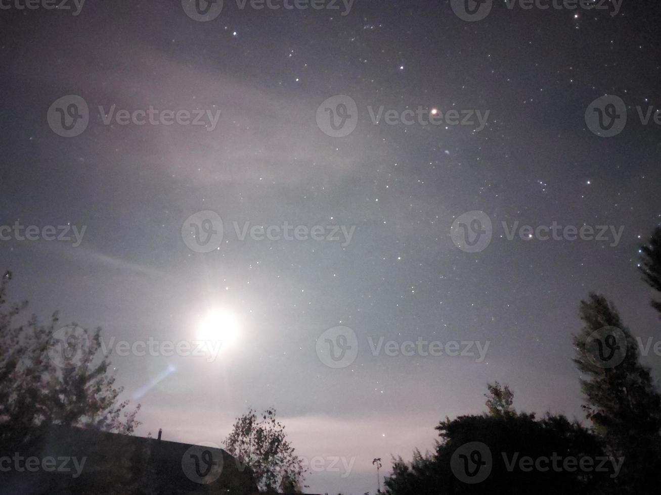 luminosa notte stellato cielo nel il villaggio foto