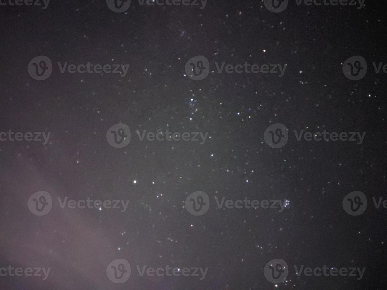 luminosa notte stellato cielo nel il villaggio foto