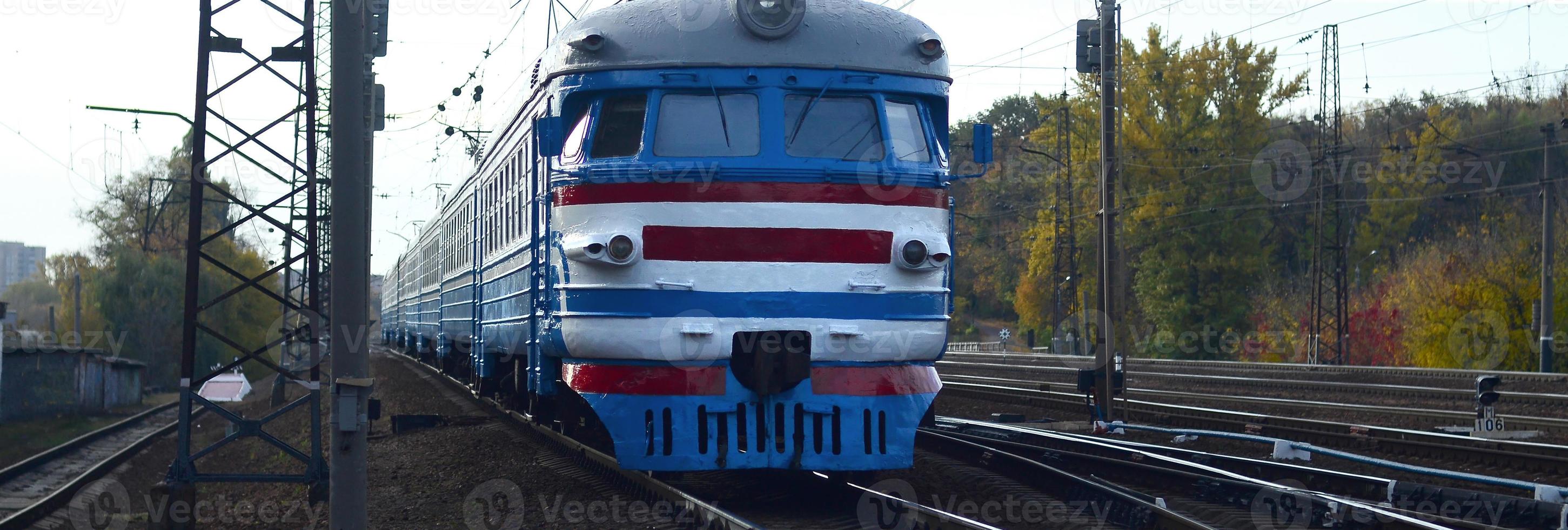 vecchio sovietico elettrico treno con antiquato design in movimento di rotaia foto