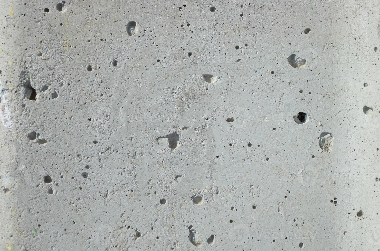 buio grigio calcestruzzo struttura, ruvido cemento pietra parete, superficie ghiaia di vecchio e sporco all'aperto edificio parete. astratto sfondo foto
