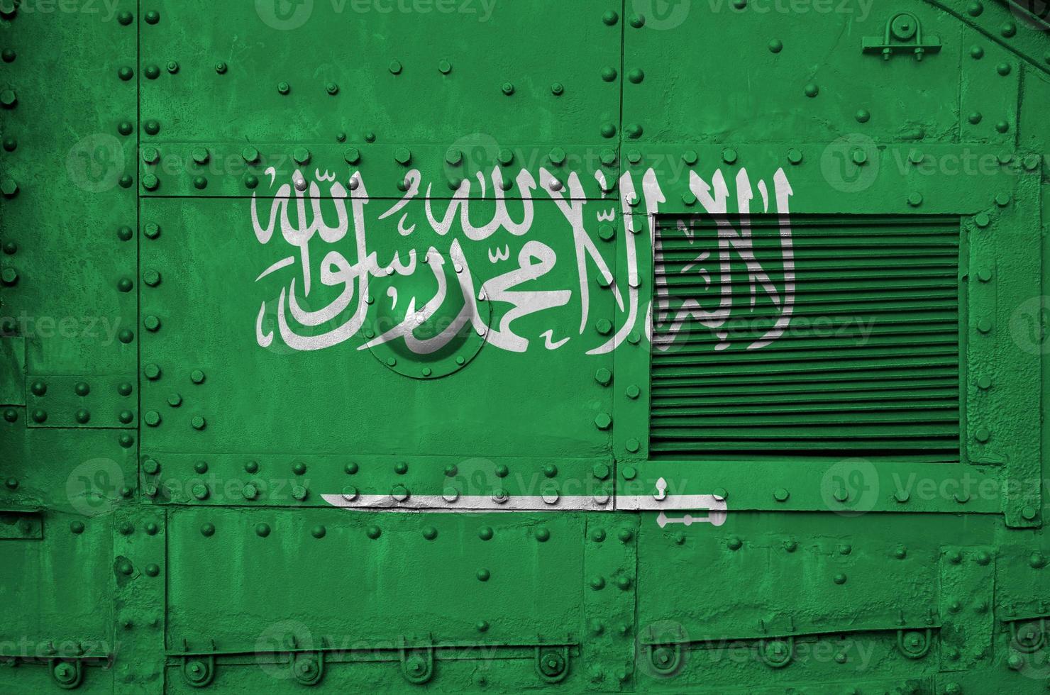 Arabia arabia bandiera raffigurato su lato parte di militare blindato serbatoio avvicinamento. esercito forze concettuale sfondo foto