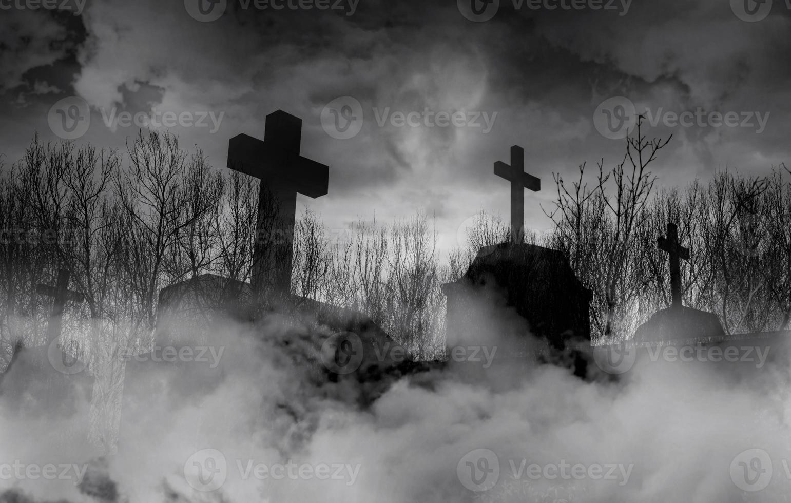 Halloween giorno concetto. cimitero o cimitero nel il notte con buio cielo. frequentato cimitero. spaventoso e raccapricciante sepoltura terra. orrore scena di cimitero. funerale concetto. Halloween giorno sfondo. foto