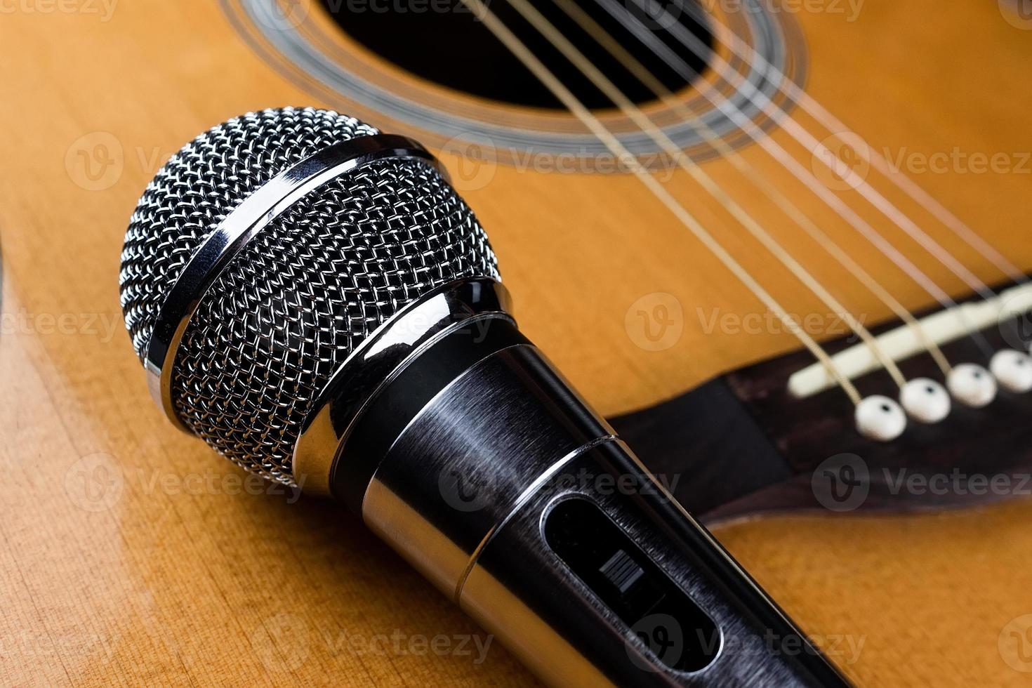 microfono e chitarra foto