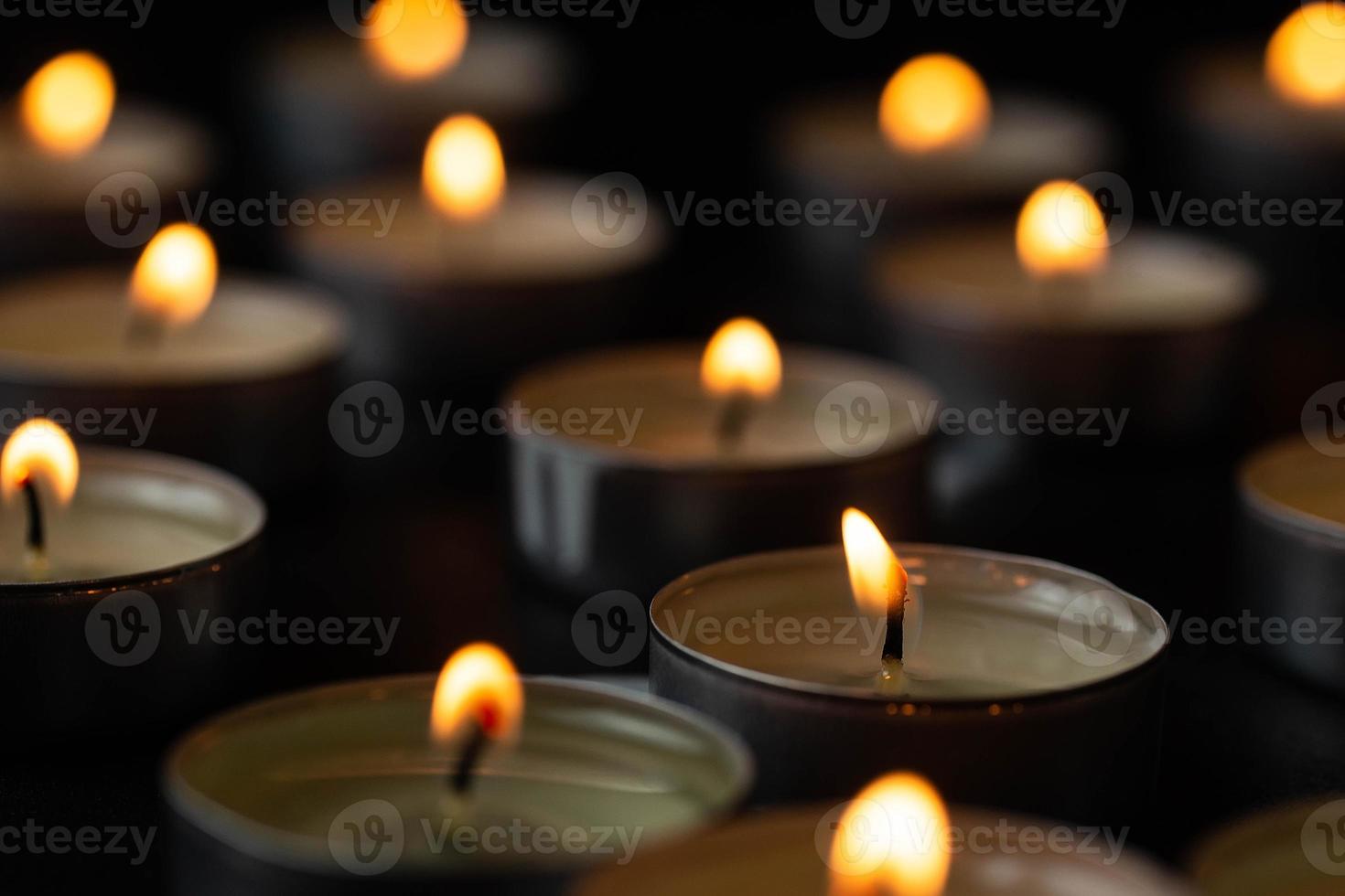 Natale candele ardente nel il notte. foto