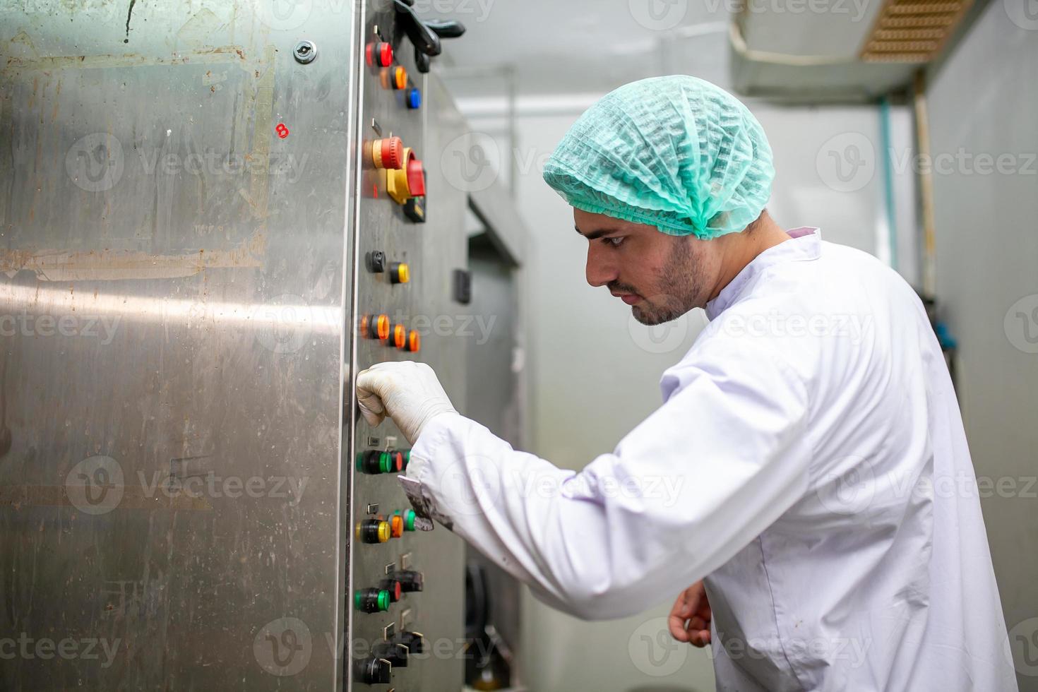 lavoratore è controllo operativo macchina e girare su interruttore su il produzione linea nel il bevanda fabbrica. foto