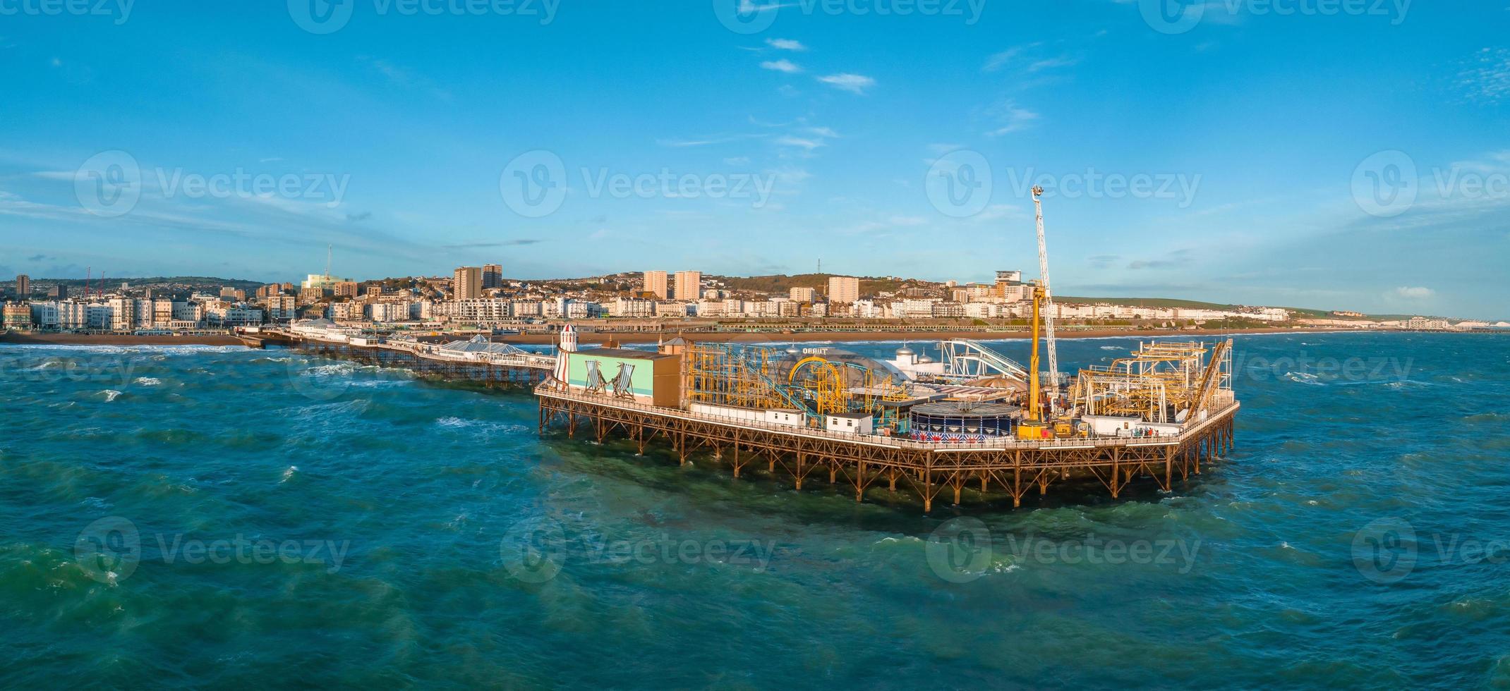 aereo Visualizza di Brighton palazzo molo, con il lungomare dietro. foto