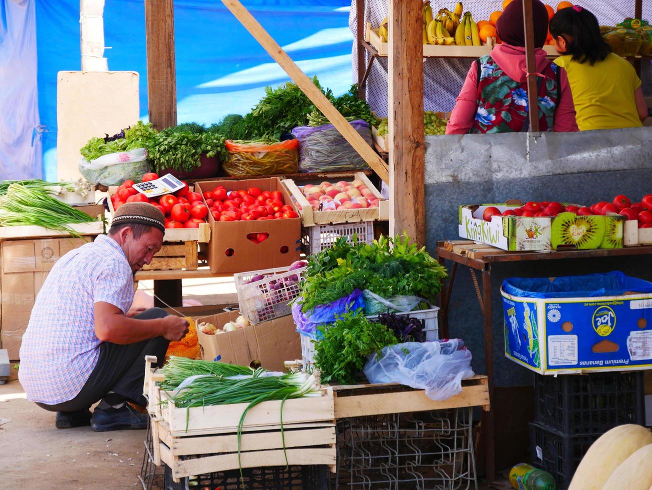 colpon ata, Kirghizistan, 2019 - colorato Schermo di merce a un' frutta e verdura mercato nel colpon ata, Kyrgyzstan foto