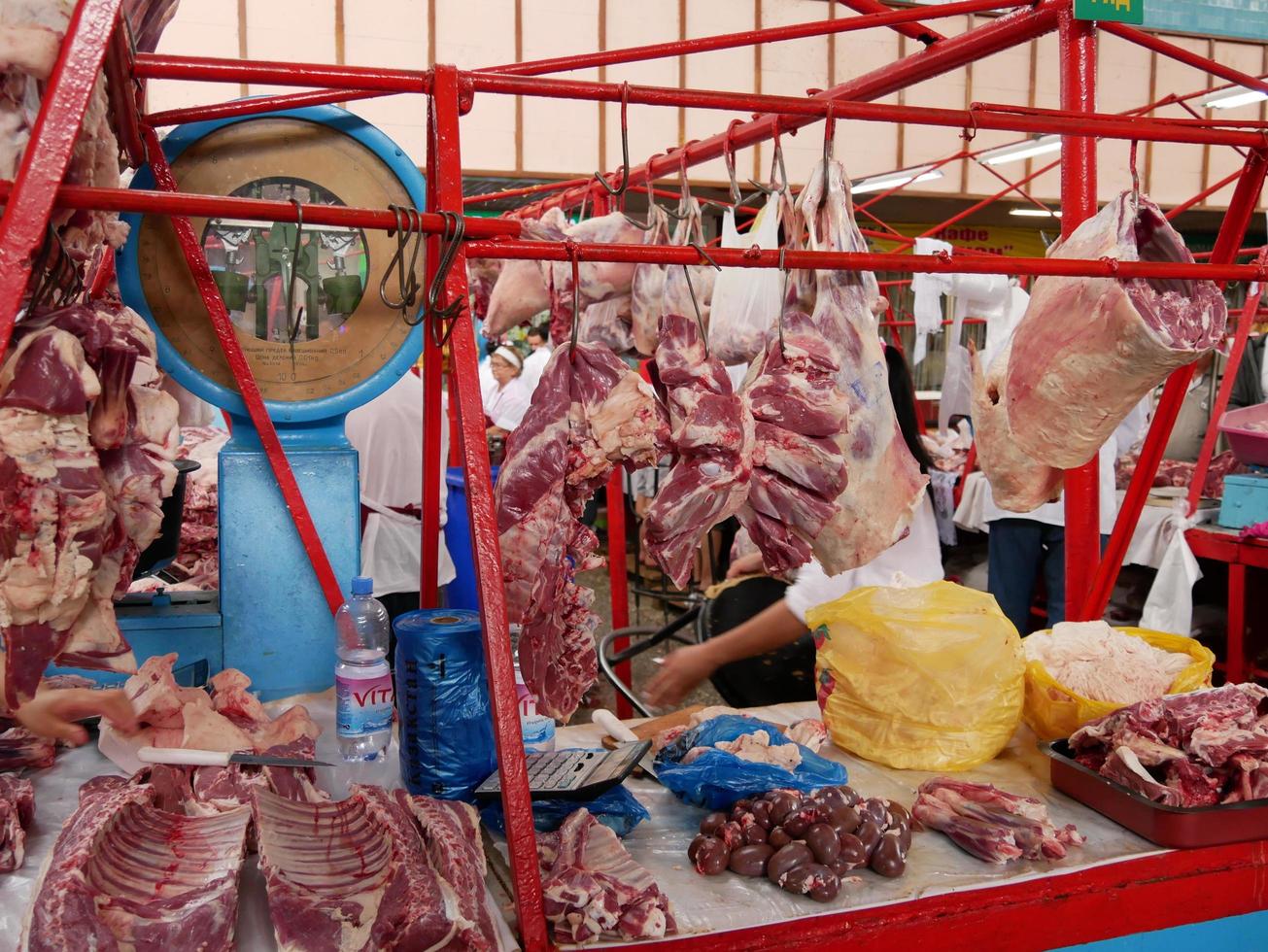 Almaty, kazakistan, 2019 - persone nel il carne sezione di il famoso verde bazar di Almaty, kazakistan, con merce su Schermo. foto