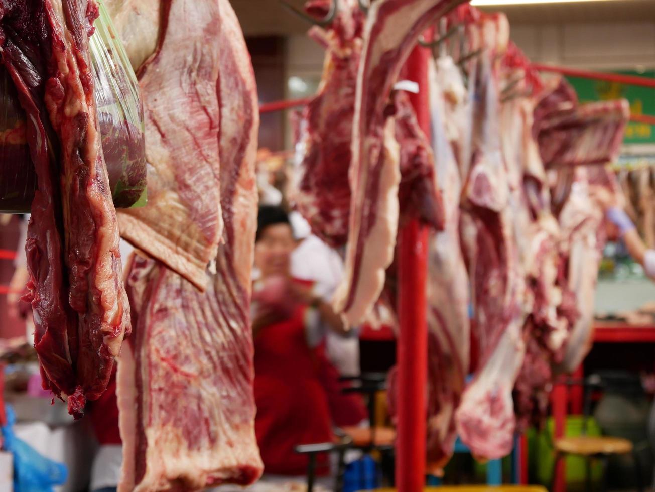 Almaty, kazakistan, 2019 - persone nel il carne sezione di il famoso verde bazar di Almaty, kazakistan, con merce su Schermo. foto