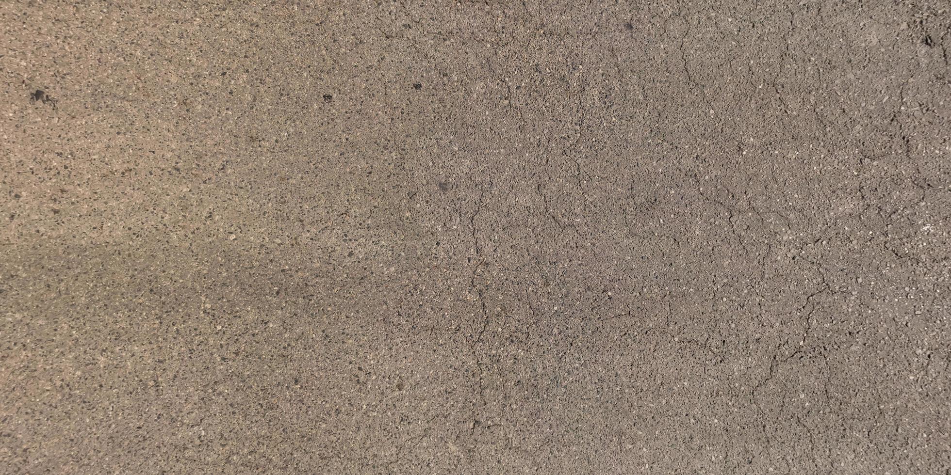 Visualizza a partire dal sopra su superficie di vecchio asfalto strada con crepe foto
