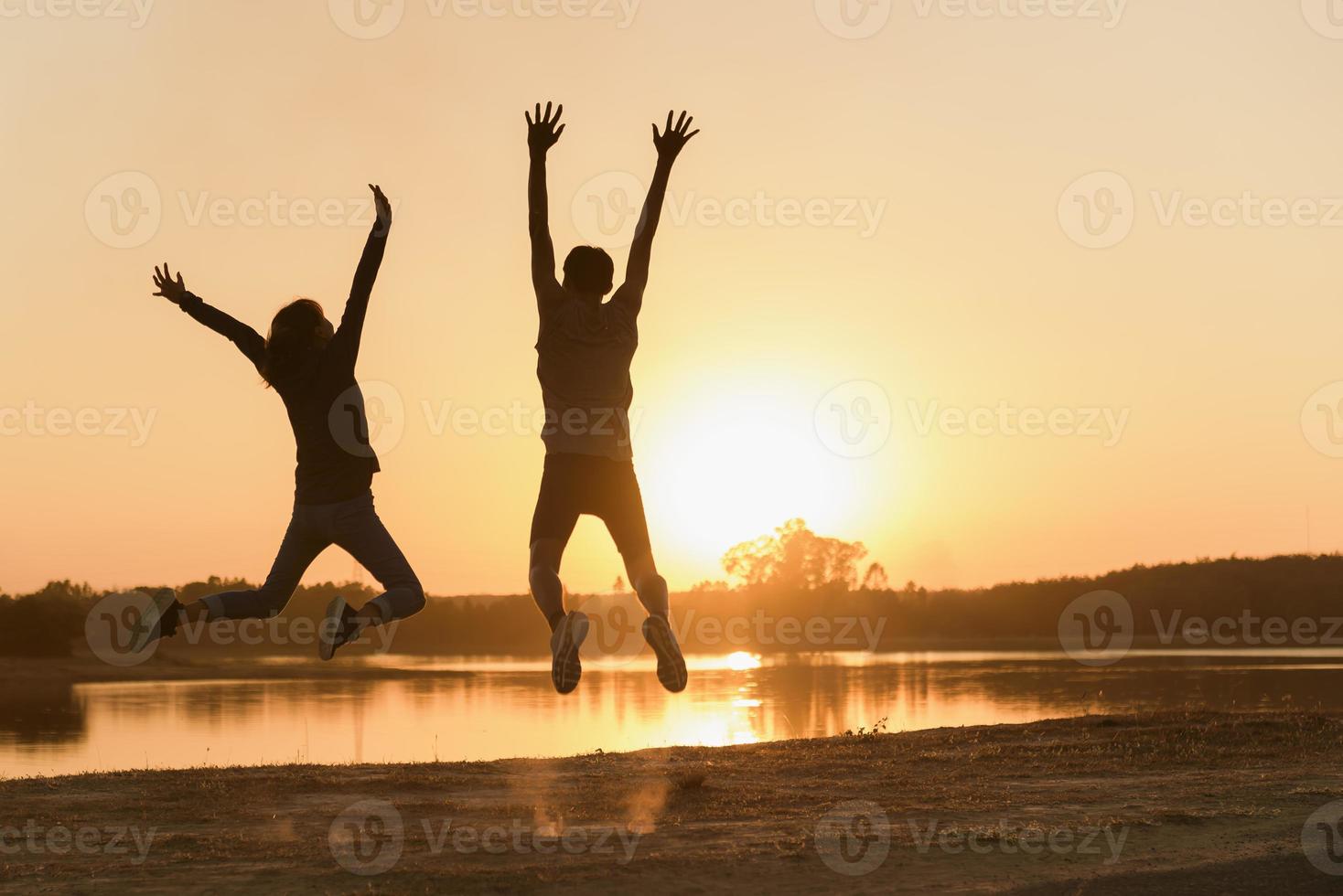 romantico coppia godendo il tramonto e godendo vita. foto