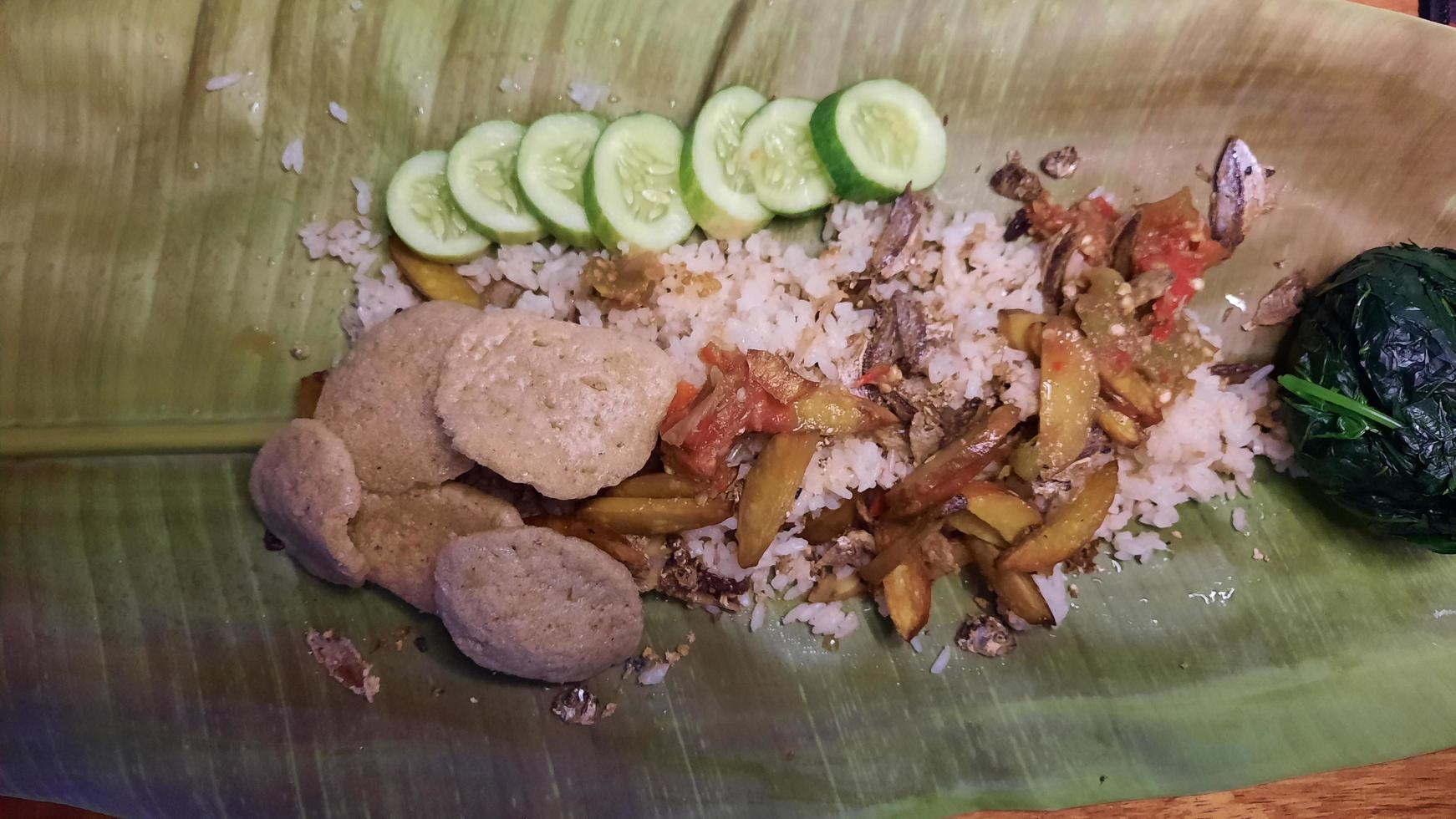 nasi liwet è un' tipico indonesiano riso piatto cucinato con Noce di cocco latte, pollo azione e spezie. sundanese tradizionale cucina superiore angelo 03 foto