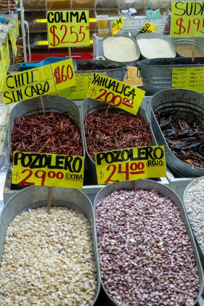 diverso tipi di legumi fagioli nel massa borse su il mercato nel Messico Guadalajara foto