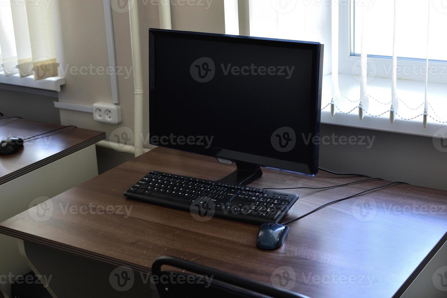 personale computer su il scrivania nel il ufficio. tenere sotto controllo tastiera e topo su il tavolo. foto