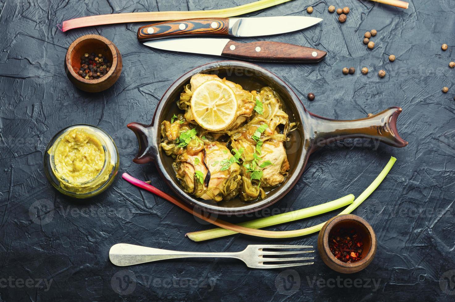 gustoso pollo carne al forno con rabarbaro foto