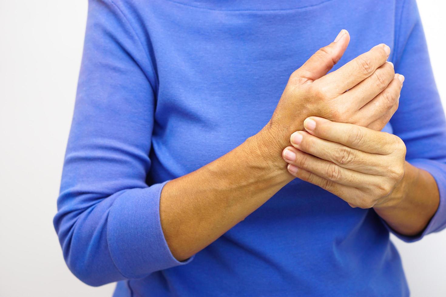 donna con mano dolore. assistenza sanitaria e ufficio sindrome concetto. foto