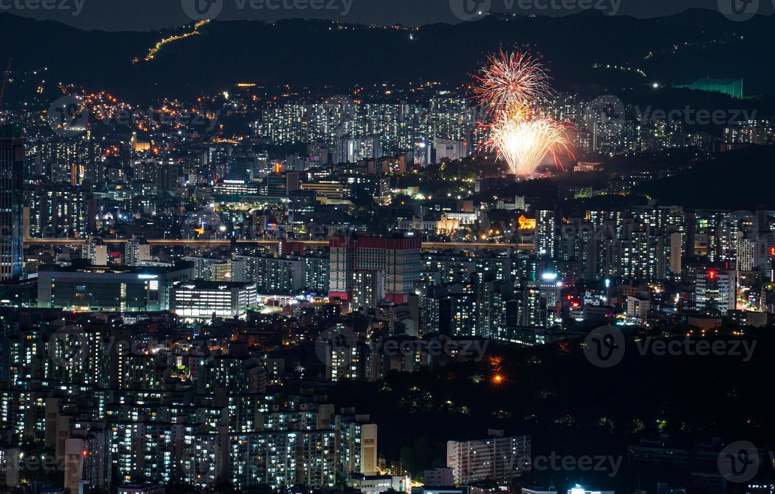 la vista notturna della città foto