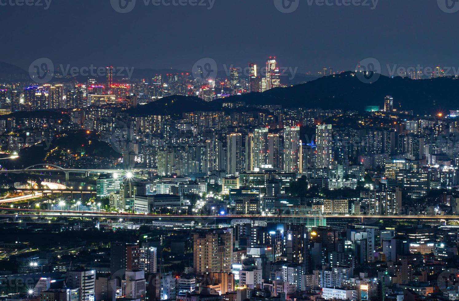 la vista notturna della città foto