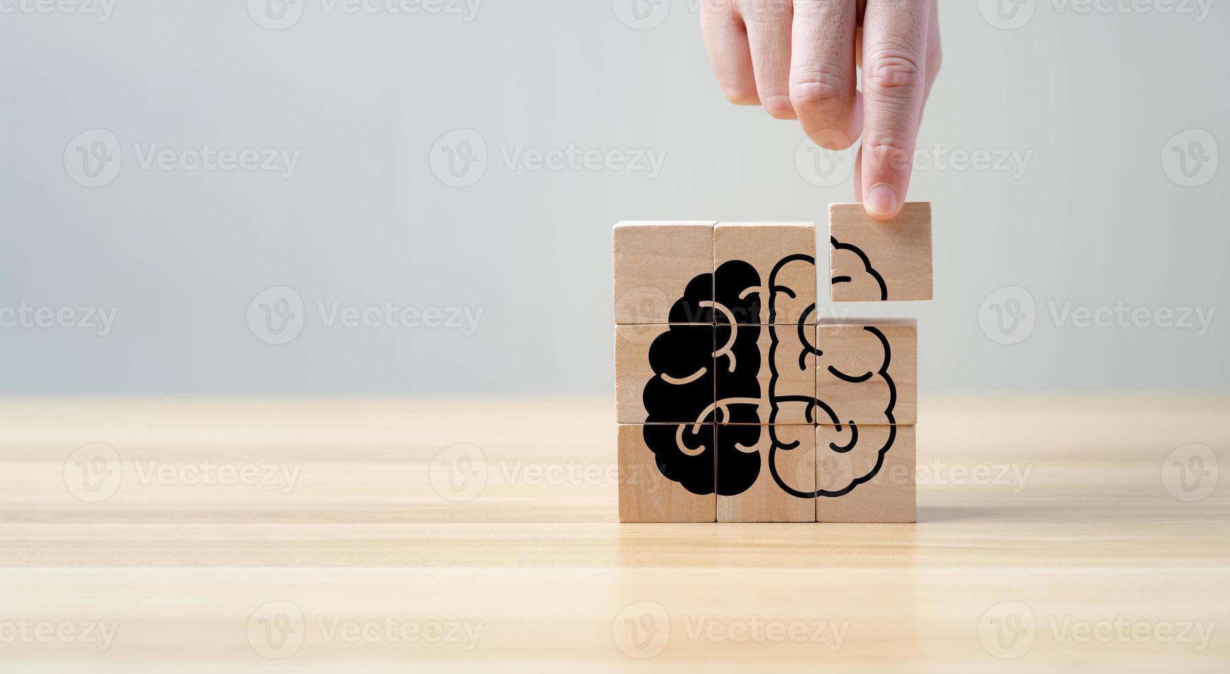 cervello sagomato nero di legno sega puzzle con copia spazio. concetto il mancante pezzo di il cervello puzzle, mentale Salute e memoria i problemi. risolvere i problemi intelligentemente foto