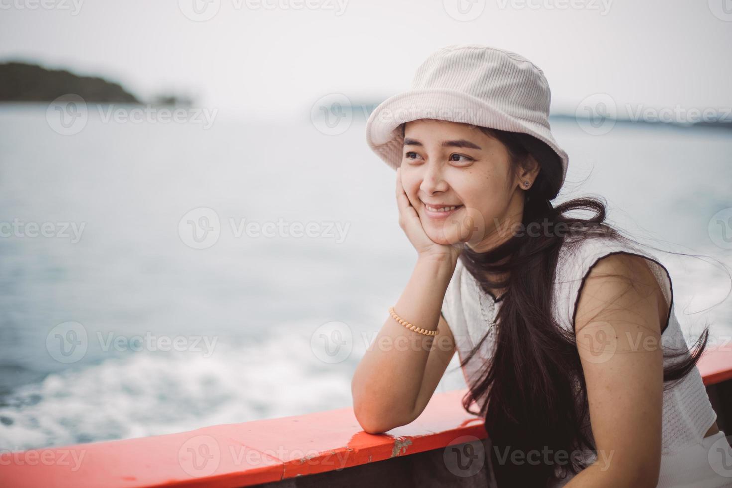 donna rilassante all'aperto su un' piccolo barca nel il mezzo di il mare.bellissimo maturo donna gode estate mare viaggio, femmina su lato di piccolo barca. Phuket mare Tailandia foto