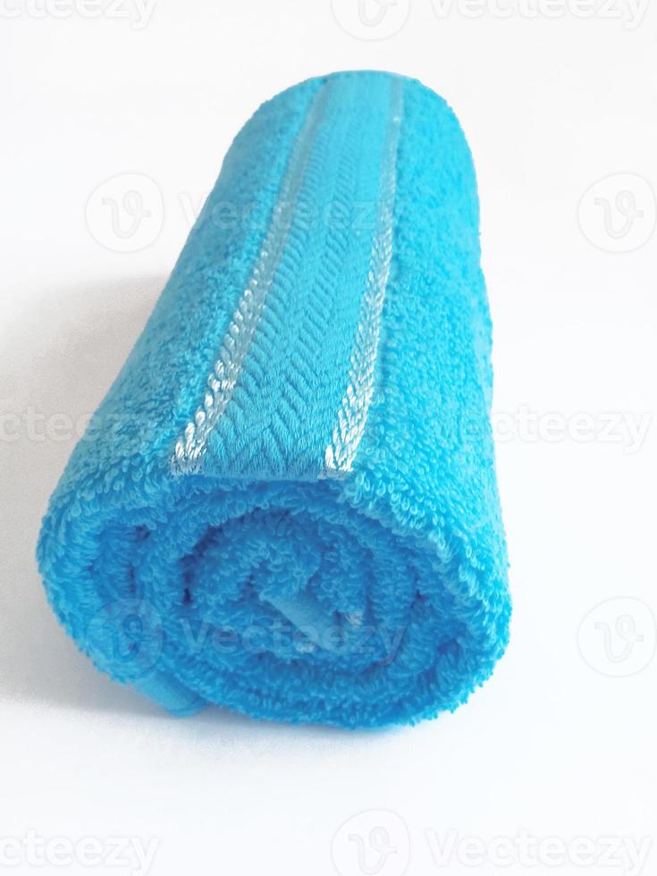 blu bagno lanciato asciugamano su bianca sfondo foto