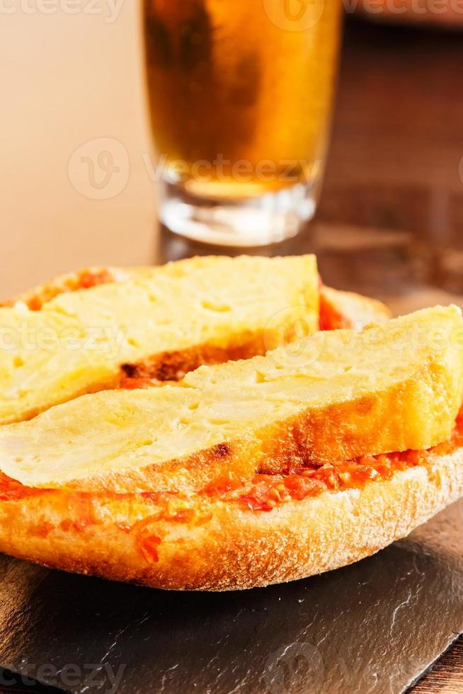 Patata frittata spiedo con pane con pomodoro. tipico spagnolo cibo. verticale Immagine. foto