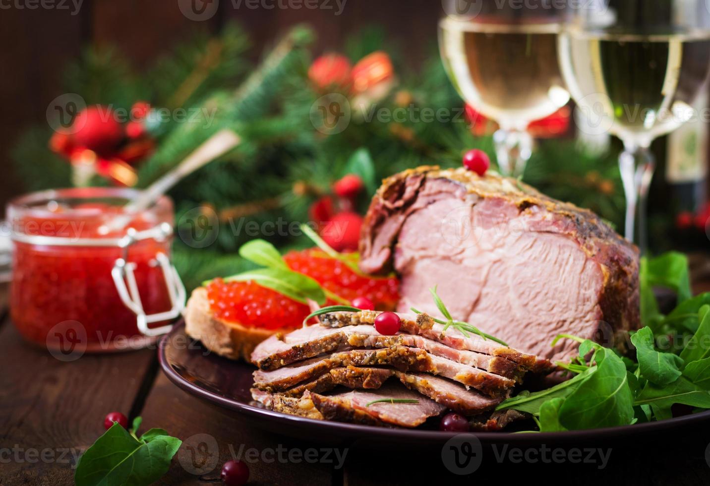 Natale al forno prosciutto e rosso caviale, servito su il vecchio di legno tavolo. foto