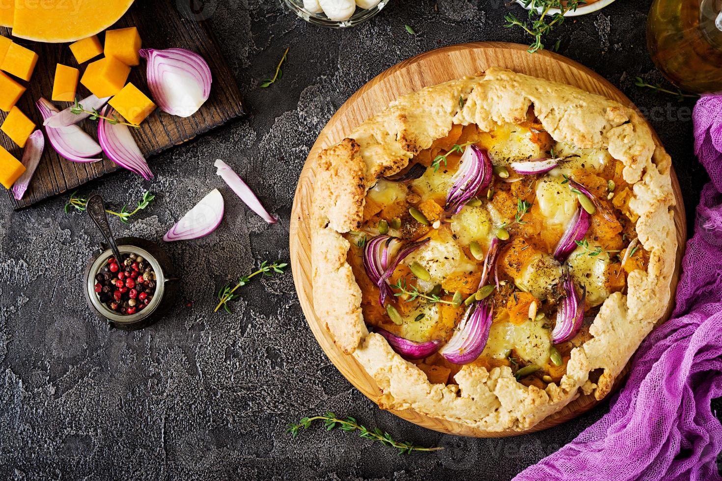 galette torta con zucca e Mozzarella formaggio su buio sfondo. ringraziamento giorno cibo. superiore Visualizza. foto