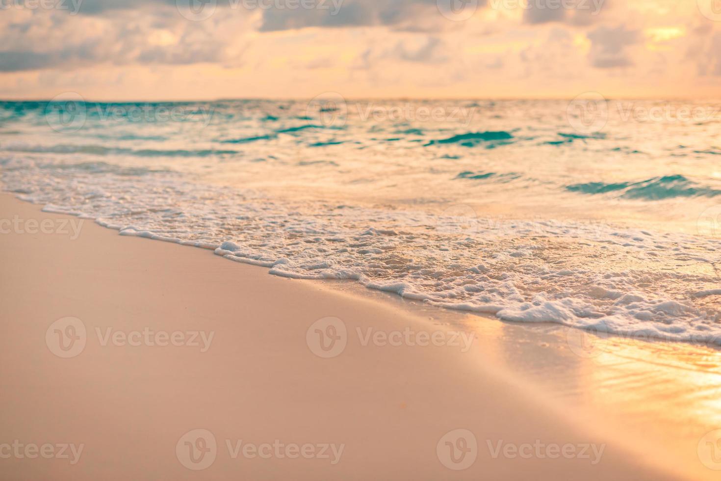 primo piano spiaggia di sabbia di mare. panorama panoramico della spiaggia. ispirare l'orizzonte del paesaggio marino della spiaggia tropicale. tramonto arancione e dorato cielo calma calma rilassante luce solare umore estivo. banner vacanza viaggio vacanza foto