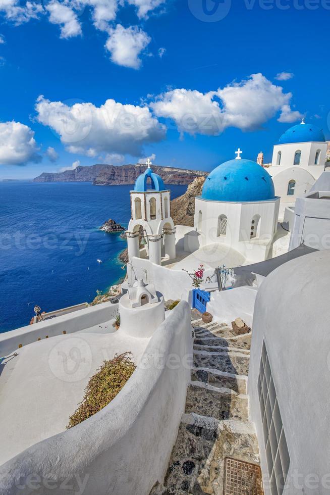 Visualizza di Oia cittadina nel santorini isola nel Grecia. famoso greco paesaggio, blu cupole al di sopra di bianca architettura. lusso estate vacanza destinazione, romantico viaggio scenico. bellissimo paesaggio urbano e blu mare foto