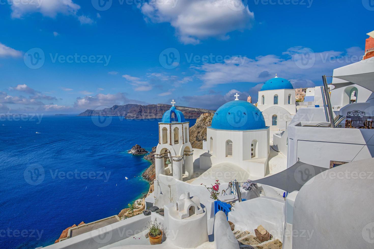 bellissimo Oia cittadina su santorini isola, Grecia. famoso viaggio vacanza destinazione, bianca architettura, punto di riferimento. Egeo mare, idilliaco estate vacanza soleggiato blu cielo. romantico luna di miele paesaggio foto