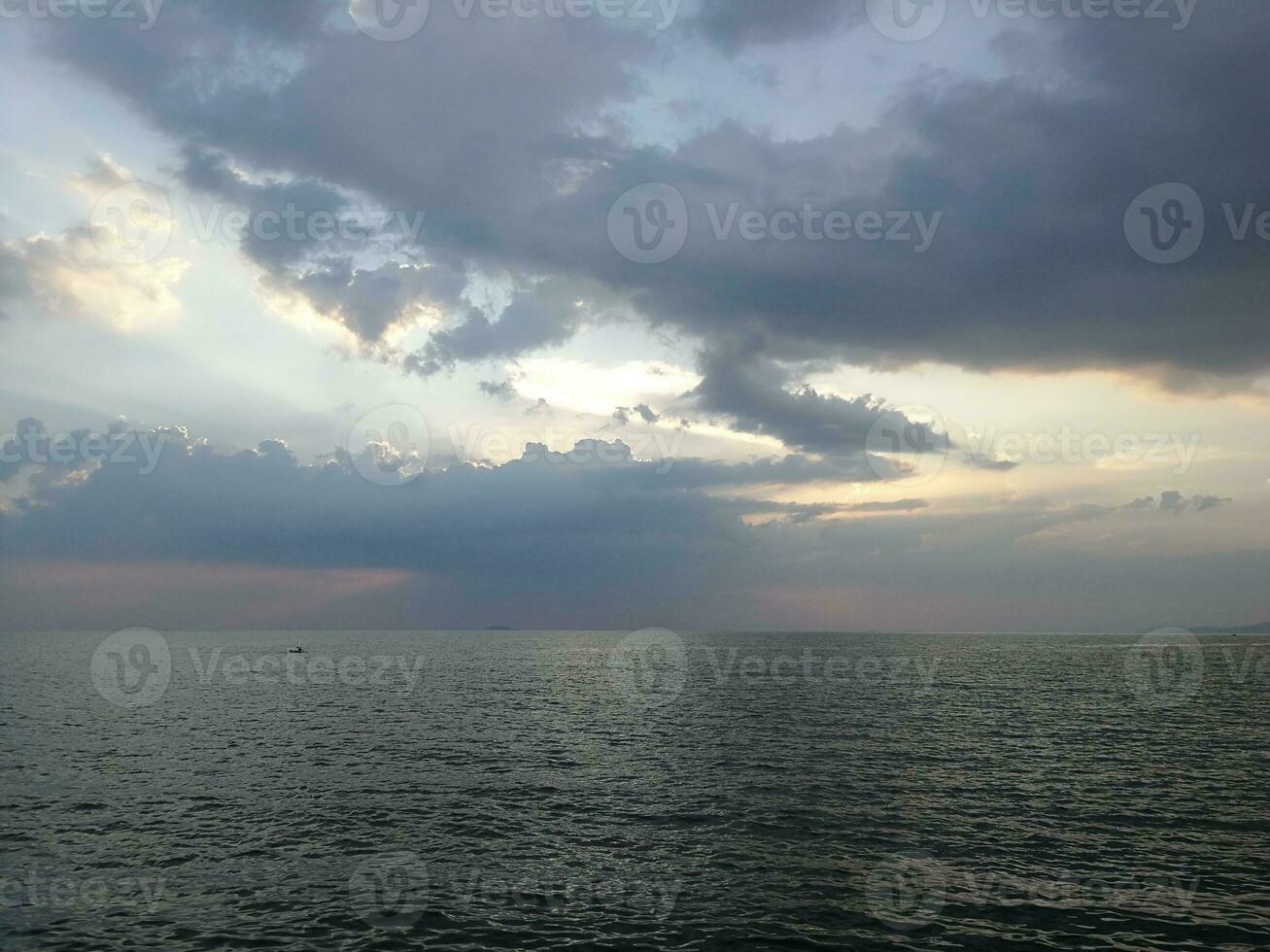 mare e cielo nel il sera. foto