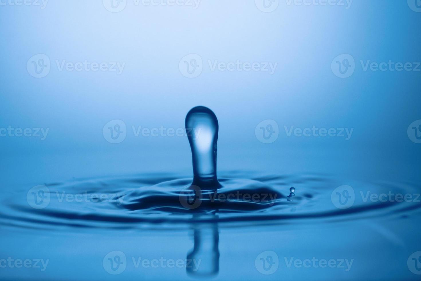 gocce d'acqua e schizzi. concetto di sfondo astratto di forma d'acqua. foto