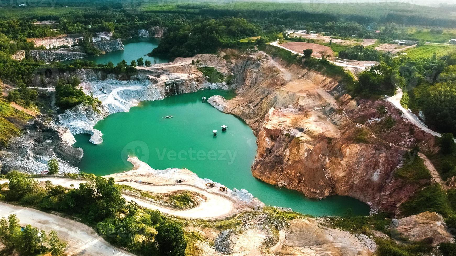 una grande buca formata da estrazione mineraria, il panorama è caratteristico e bellissimo. concetto di industria mineraria foto
