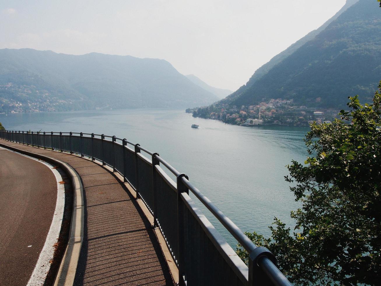 strada vicino al mare foto