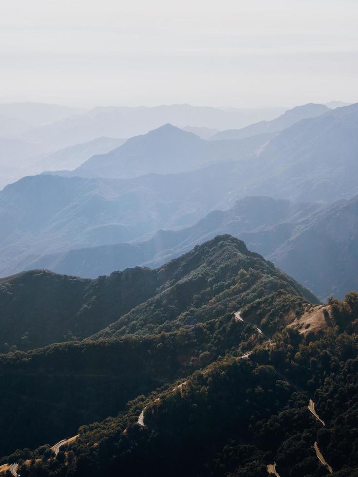 montagne verdi e blu foto