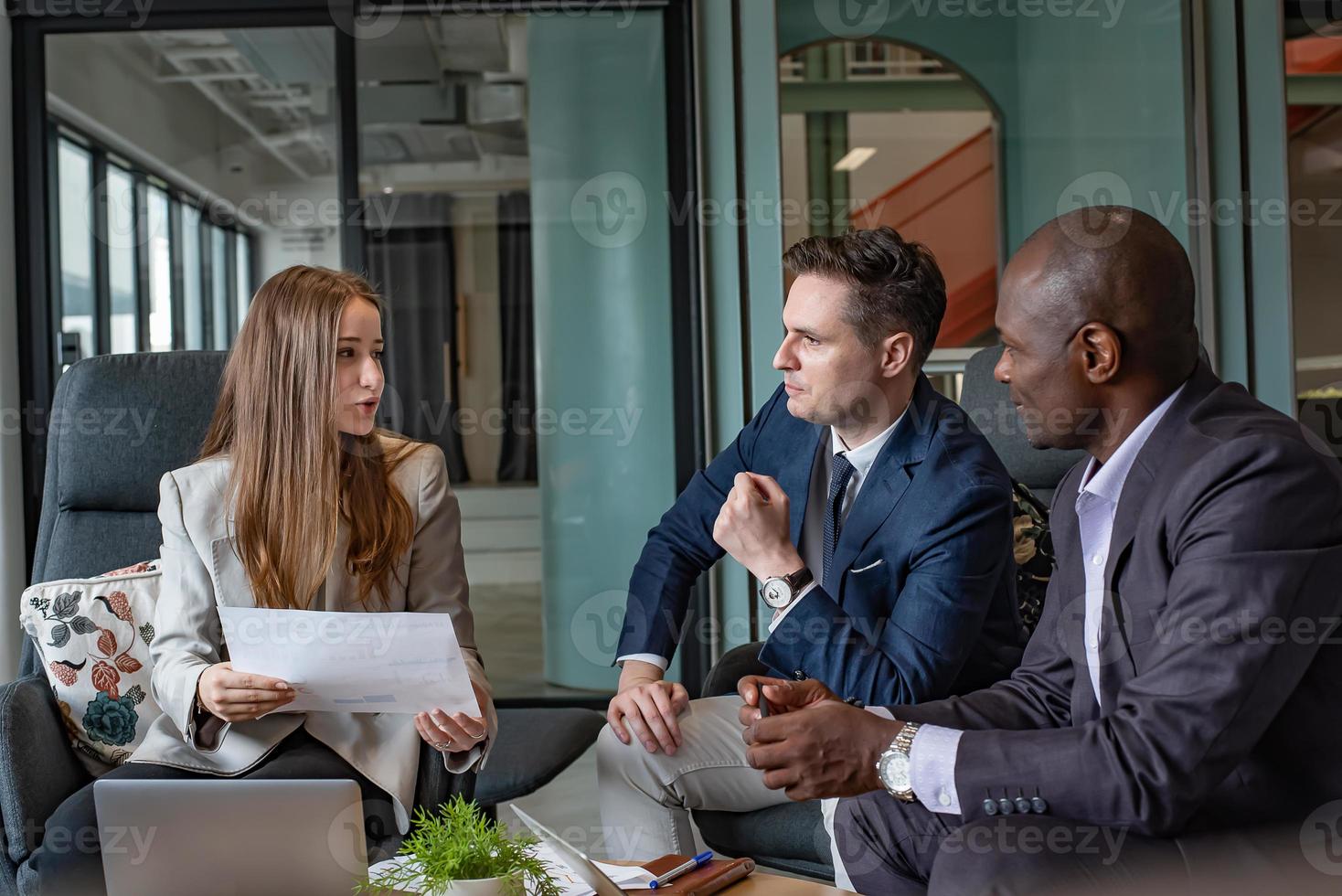 attività commerciale persone o diverso colleghi Lavorando e incontro nel moderno ufficio foto