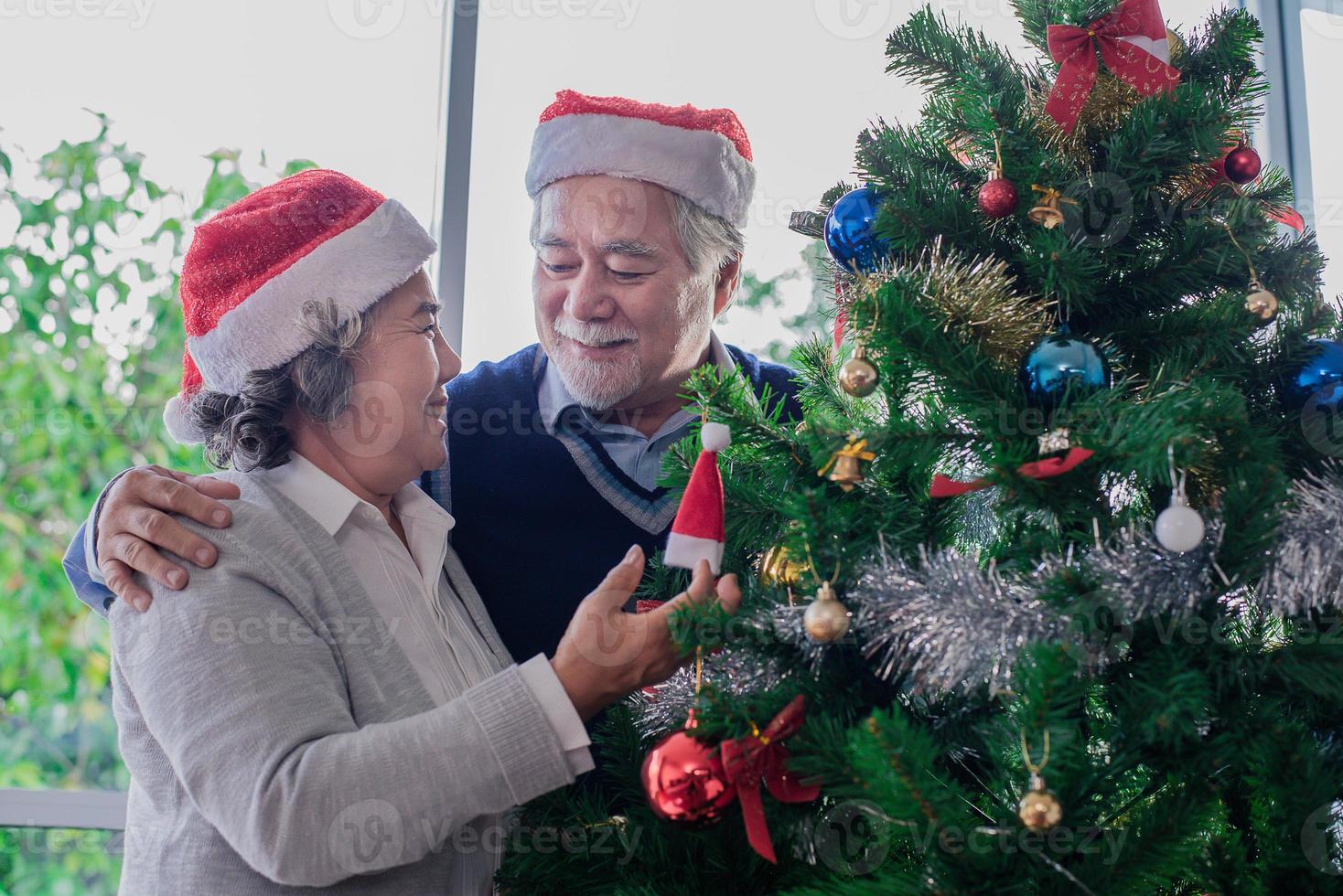 anziano coppia decorazione Natale albero foto