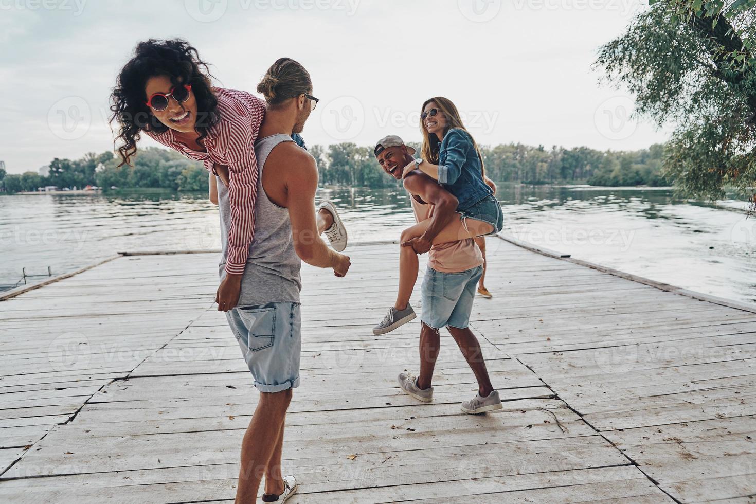 gioia di essere nel amore. bellissimo giovane coppie la spesa spensierato tempo mentre in piedi su il molo foto