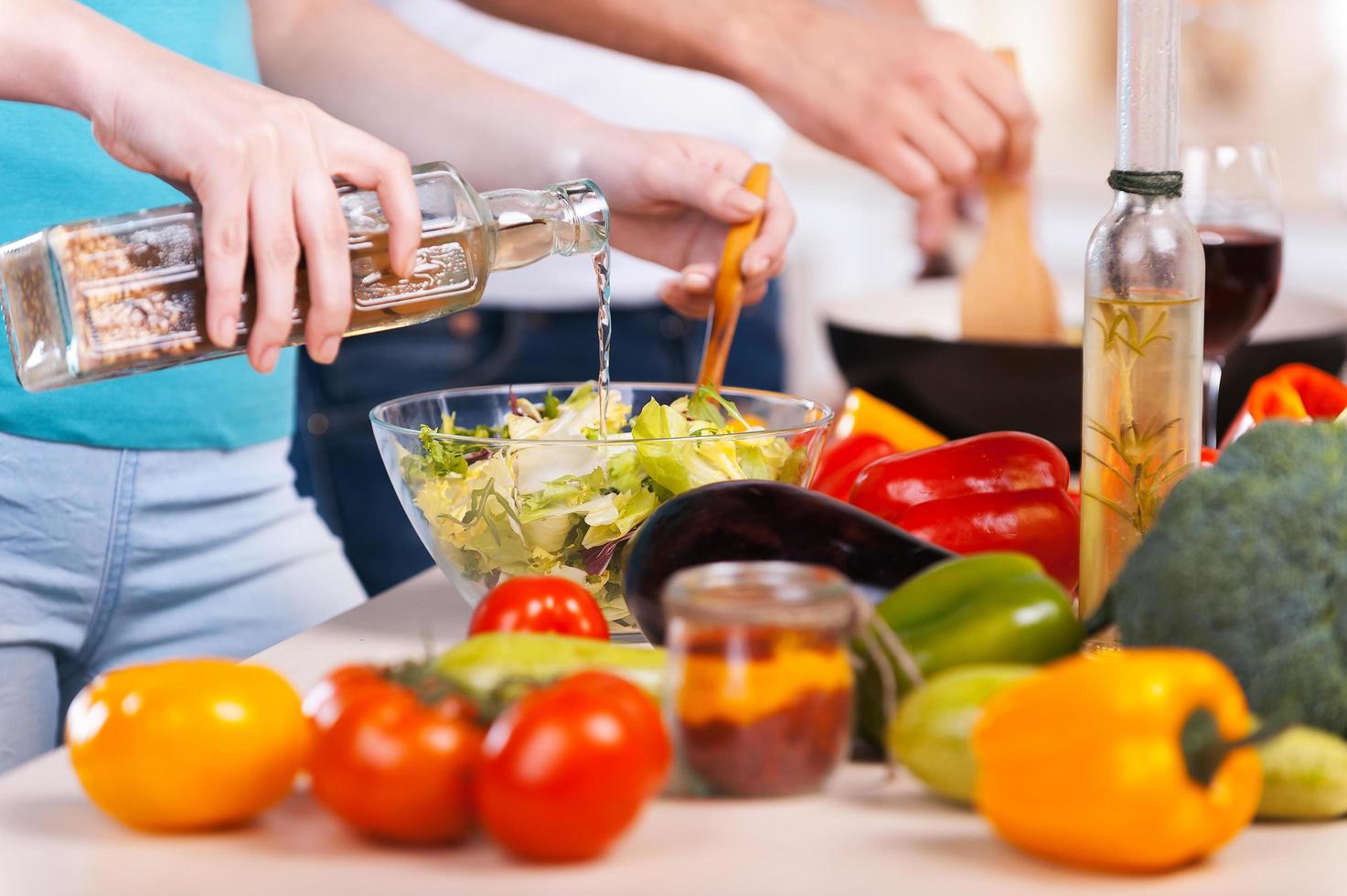 cucinando insieme. avvicinamento di coppia preparazione cibo insieme foto